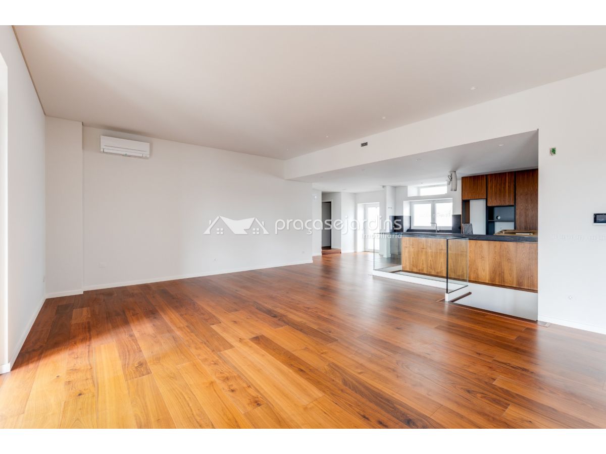 Apartamento T3+1 Duplex Novo  - Condomínio do Castelo
