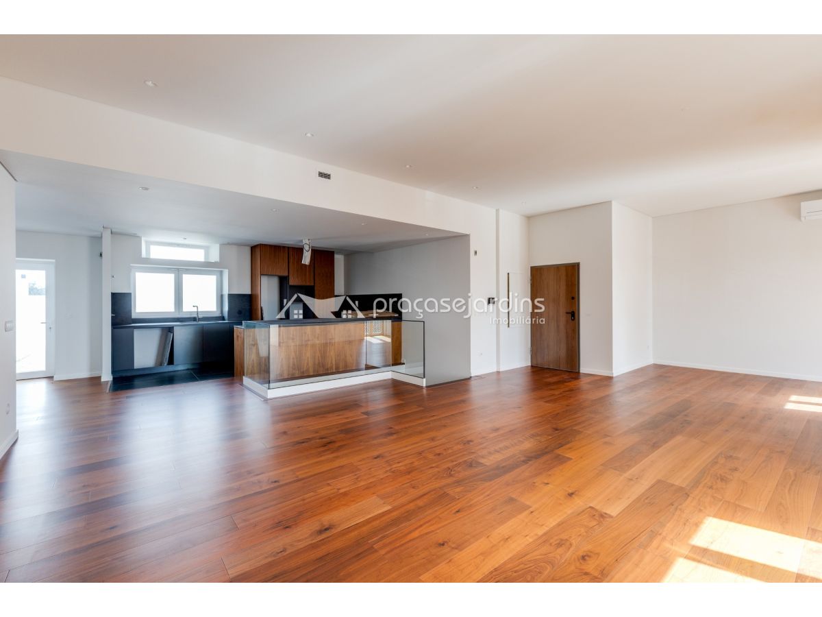 Apartamento T3+1 Duplex Novo  - Condomínio do Castelo