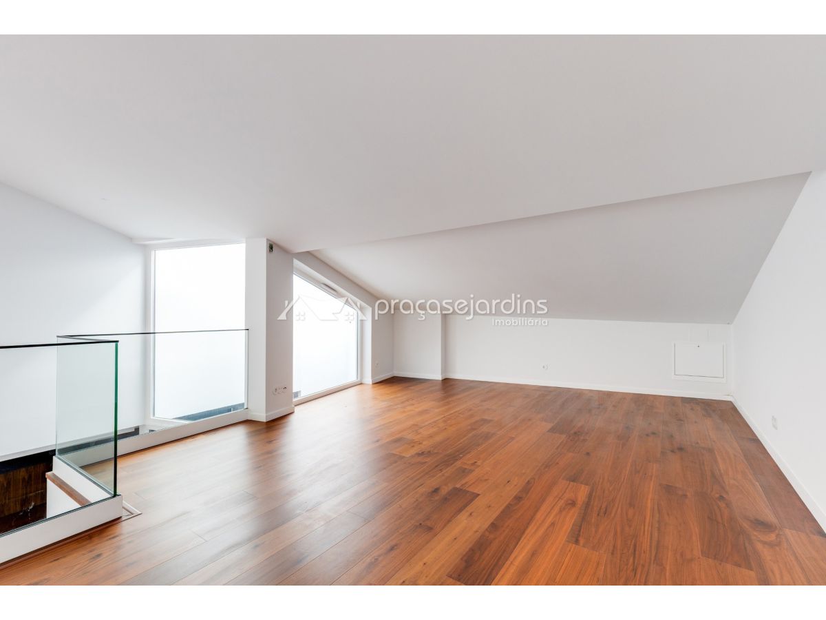 Apartamento T2+1 Duplex Novo - Condomínio do Castelo