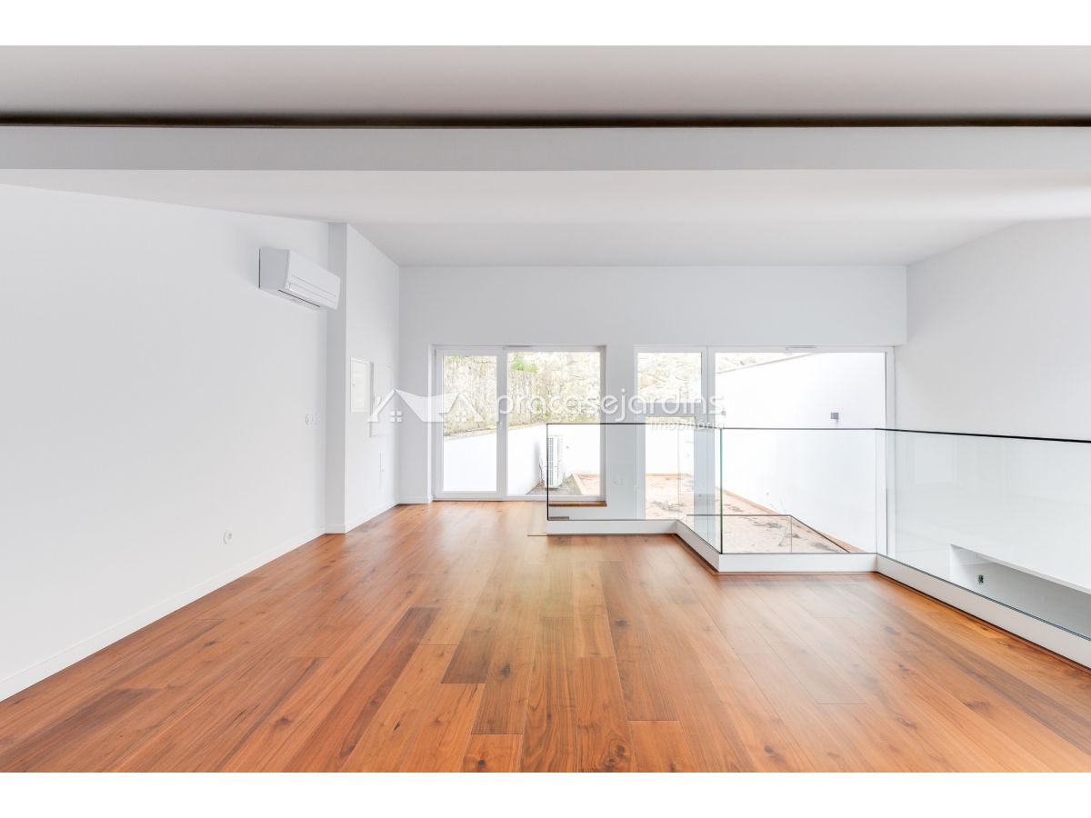 Apartamento T2+1 Duplex Novo - Condomínio do Castelo