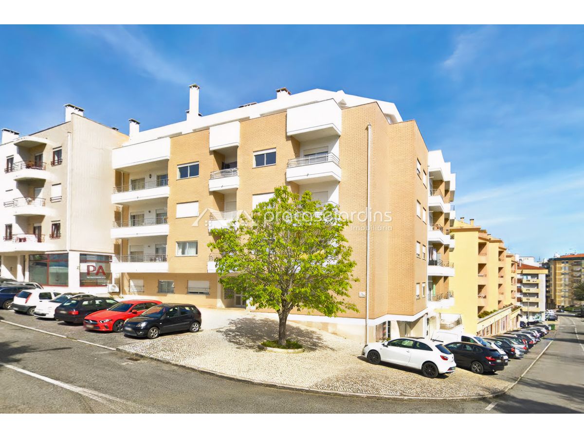 T3 Espaçoso e Luminoso | Sala de 45 m² | 2 Garagens