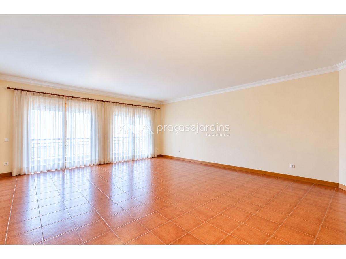 T3 Luminoso e Muito Bem Localizado, com Sala com Lareira e Varanda