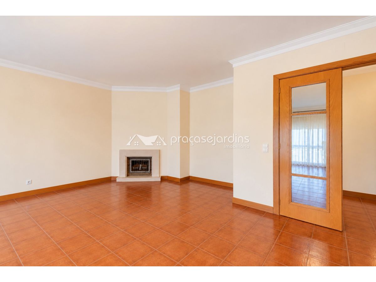 T3 Luminoso e Muito Bem Localizado, com Sala com Lareira e Varanda