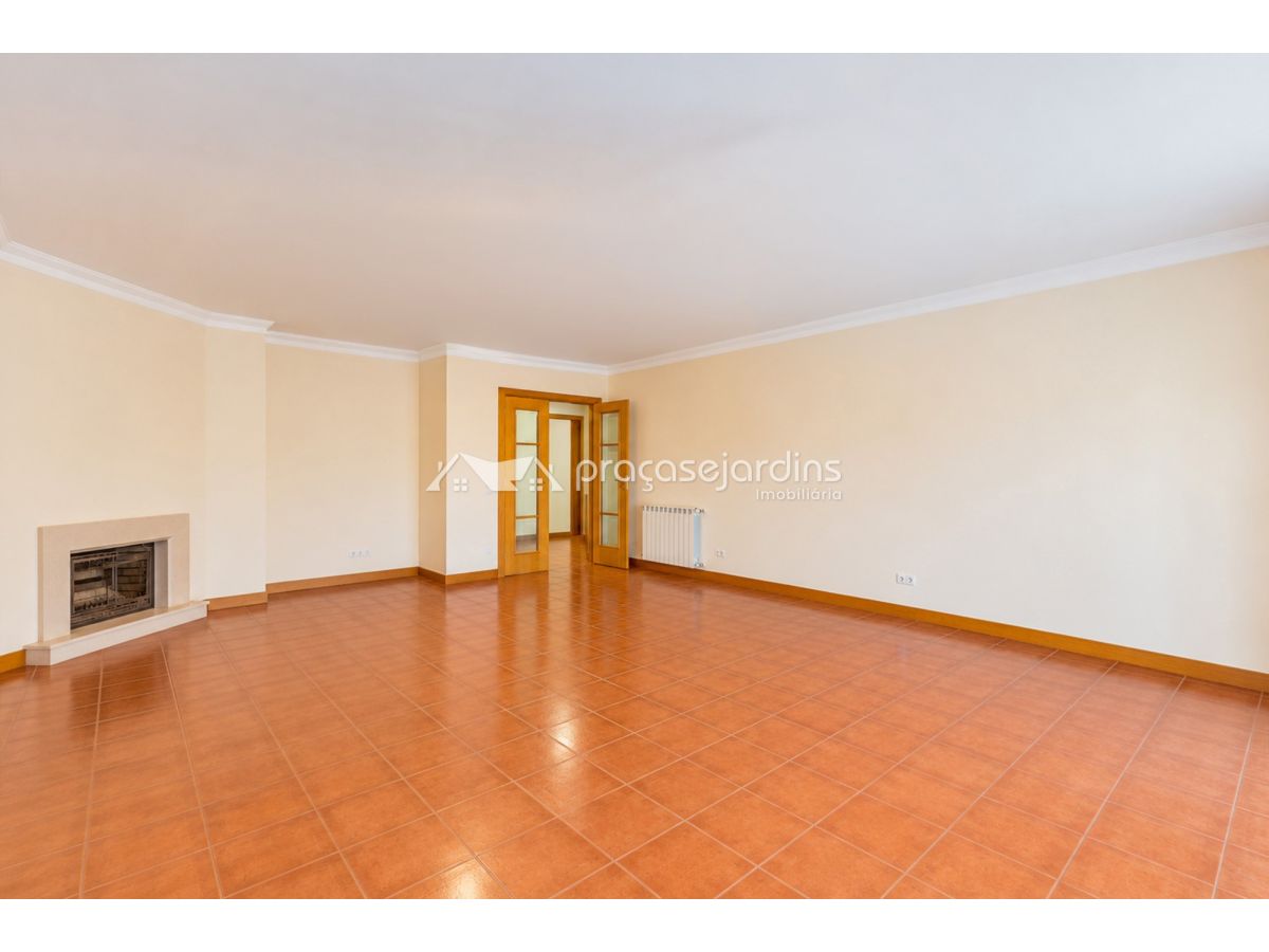 T3 Luminoso e Muito Bem Localizado, com Sala com Lareira e Varanda