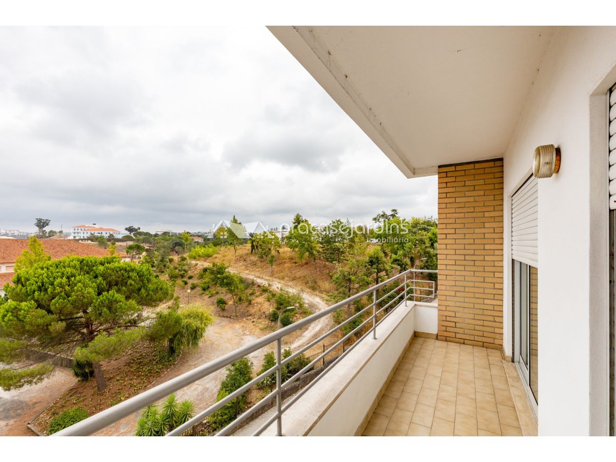 T3 Luminoso e Muito Bem Localizado, com Sala com Lareira e Varanda